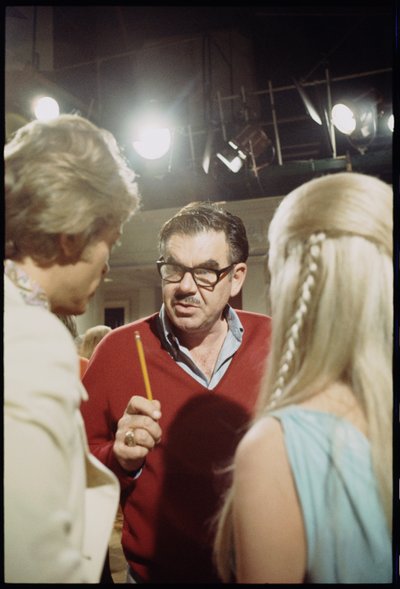 Russ Meyer a Beyond the Valley of the Dolls forgatásán, 1970 (fotó) alkotó: Orlando Suero