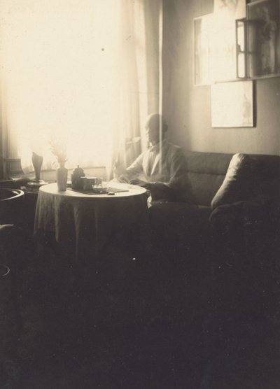 [Oskar Schlemmer ül az asztalnál a Prellestrasse kávézójában] alkotó: Oskar Schlemmer