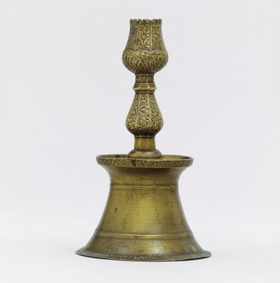 Oszmán sárgaréz gyertyatartó, nyaka bekarcolt arabeszk díszítéssel tulipán alakúra emelkedik alkotó: Ottoman School