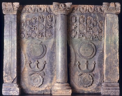 Friz, amely Buddhák lábnyomait mutatja, Gandhara, Kr. u. 1.–5. század; alkotó: Pakistani School
