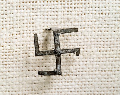Keresztény ókor: svasztika alakú fibula (ami inspirálja a keresztes gammee-t). 1-3 század. Saint Germain en Laye Nemzeti Régészeti Múzeuma alkotó: Paleo Christian