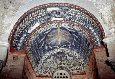 Paleokréta művészet: Krisztus monogramját a Szentháromság szimbólumai veszik körül. 5. vagy 6. századi mozaik. Baptistere d