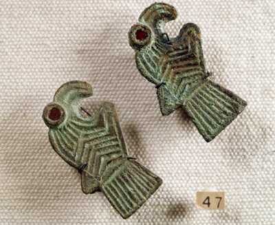 Keresztény antikvitás: gránáttal kirakott bronz fibulák sasfejek formájában. Nemzeti Régészeti Múzeum, Saint Germain en Laye alkotó: Paleo-Christian Paleo-Christian