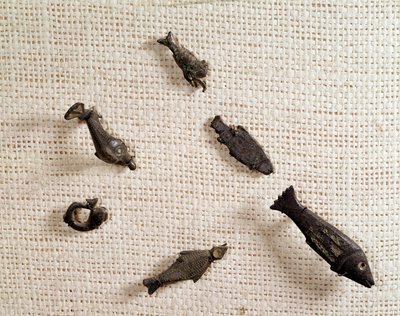 Keresztény ókor: fibulák és hal alakú fémékszerek. Nemzeti Régészeti Múzeum, Saint Germain en Laye alkotó: Paleo-Christian Paleo-Christian