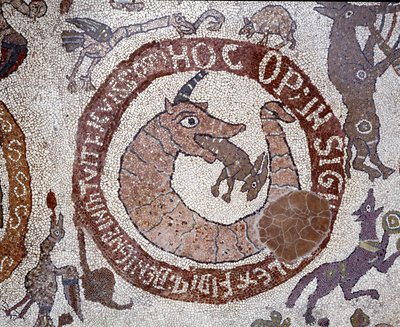 A Leviatán ábrázolása a Sátánt megtestesítő krokodil formájában, aki a szájában az emberi lényt ábrázoló nyulat tart. Pantaleone mozaikja, pap és mozaik. 1163-1166. Az otrantói székesegyház központi hajója (Otranto), Olaszország © Luisa Ricci alkotó: Pantaleon Pantaleon