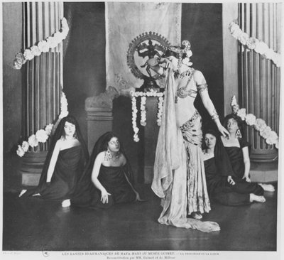 Mata Hari fellép a Musee Guimet-ben, Párizsban, 1905. március 13-án alkotó: Paul Boyer
