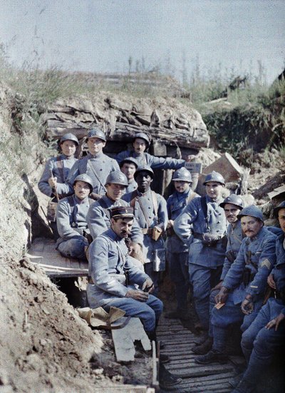 Francia katonák egy csoportja egy lövészárokban a frontvonalon, Hirtzbach, Haut-Rhin Department, Elzász, Franciaország, 1917. június 16. (autokróm) alkotó: Paul Castelnau