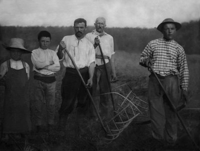 Portré mezőgazdasági munkásokról, felnőttekről és gyerekekről, Chaumont régióból (Haute Marne) szénavágás közben. Fénykép, 1886 körül, Paul Emile Theodore Ducos (1849-1913). alkotó: Paul Emile Theodore Ducos