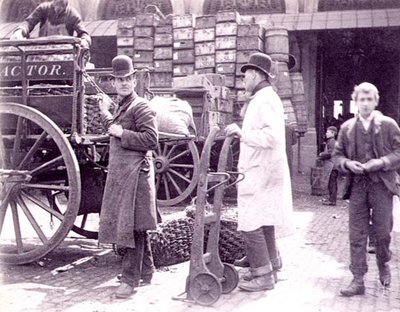 Kirakodás a Billingsgate Marketen alkotó: Paul Martin