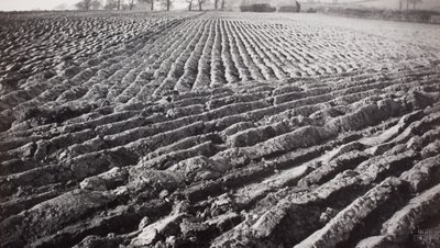 Szántott mező és szénakazal alkotó: Paul Nash