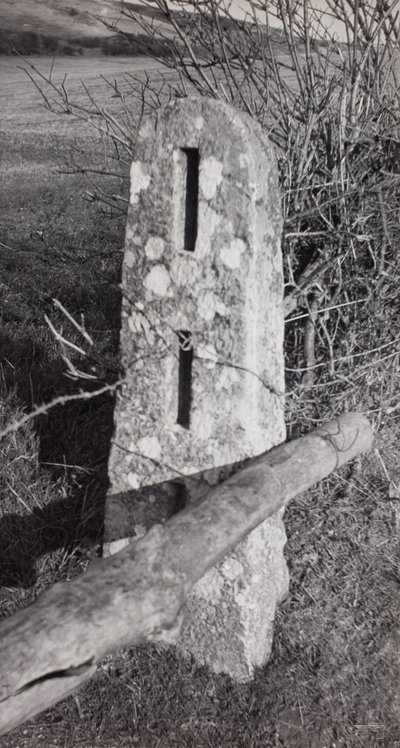 Stone Post alkotó: Paul Nash