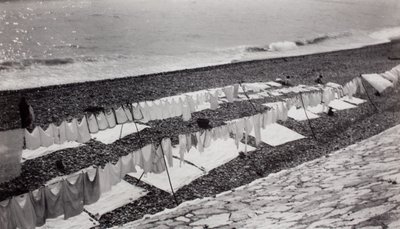 Mosás szárítása a tengerparton, Nizza alkotó: Paul Nash