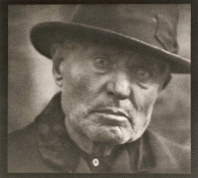 Fénykép - New York [Férfi - Five Points Square] alkotó: Paul Strand