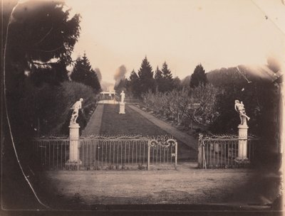 Kerti jelenet szoborral,c. 1853 (fotó) alkotó: Paul Thivier