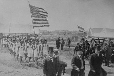 Amerikai és filippínó sportolók japán méltóságok mögött menetelnek a távol-keleti bajnokságon alkotó: Paul Thompson