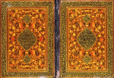 Egy Qajar Korán-kötés, virágmintával festve, és egy thuluth feliratot tartalmazó medalion, 1801–2. alkotó: Persian School