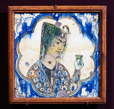 Kerámia csempe ábrázoló fiatal nő, kezében váza, perzsa civilizáció alkotó: Persian School