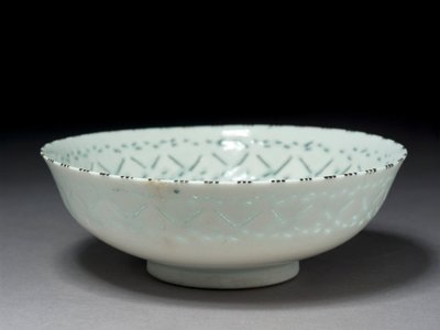 Gombroon Bowl, Irán, Safavid-korszak (kőpaszta áttört díszítéssel és fekete alátéttel) alkotó: Persian School