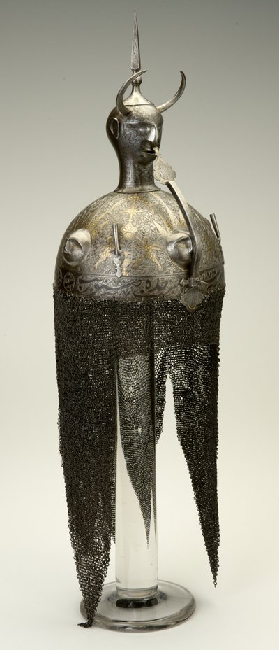 Kulah Khud, sisak, 1700-as évek körül, az 1800-as években átalakítva (vas arany és ezüst berakással) alkotó: Persian School