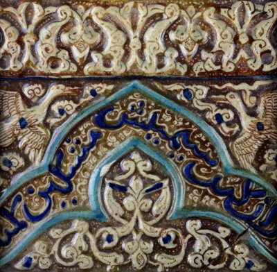 Abaqa kán mongol szultán palotájába, 1270-75 körüli öntött fríz csempe (kerámia, fritt, alámáz és fényes felülmáz) alkotó: Persian School