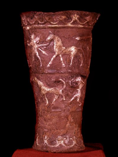 Perzsa művészet: Hassanlu arannyal kirakott ezüstkupa, Kr.e. 9. század. Csatajelenetek fent, alul vadászjelenetek. Teherán, Régészeti Múzeum. alkotó: Persian School