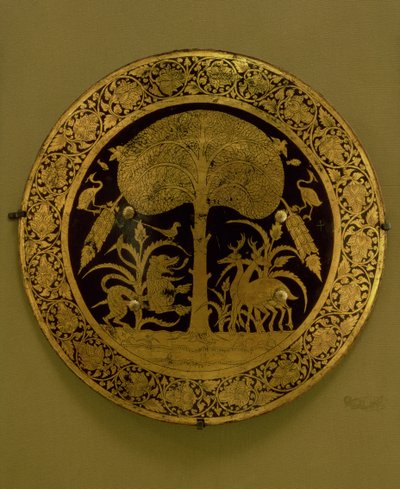 Tányér stilizált virágok szegélyével, egzotikus állatok jelenetét körülvevő fa alatt (aranyozott bronz) alkotó: Persian School