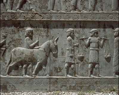 Az engedelmes népek ajándékokat hoznak I. Dareiosznak. Az Apadana keleti lépcsőjének domborművei, Kr.e. 6. század alkotó: Persian School