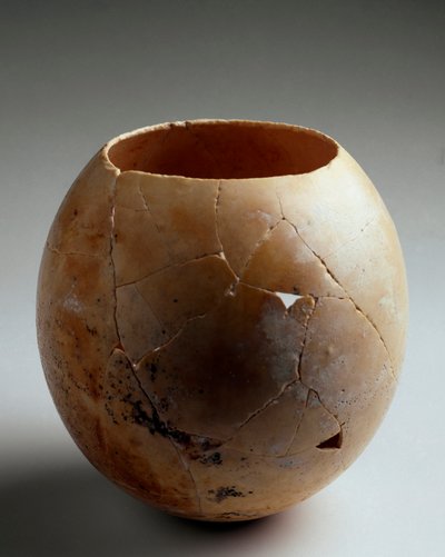 Föníciai művészet: üres strucctojás. Lauritától (Almunecar). Kr.e. 7. század. Homályos. 13,2 cm Granada, Museo Arqueologico alkotó: Phoenician