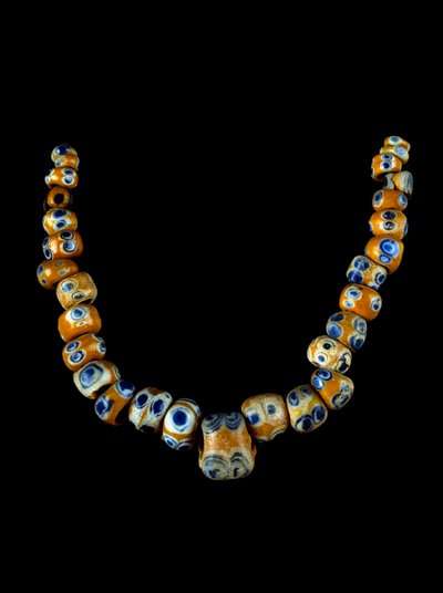 Föníciai művészet: üvegpaszta nyaklánc. Kr.e. 4-3. Átm. 28 cm Római Villa Giulia Régészeti Múzeum alkotó: Phoenician