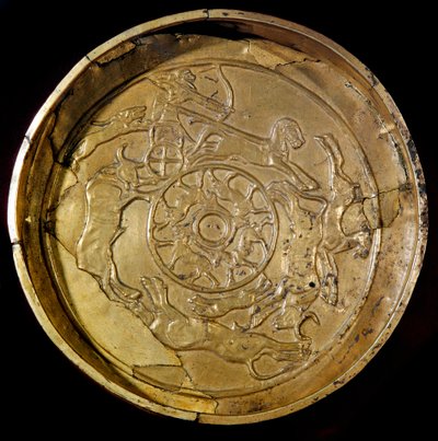 Föníciai művészet: aranytálal díszített királyi vadászjelenet. Ras Shamrából (Ugarit vagy Ougarit) a Kr.e. 14. századból. Átmérő 19 cm Párizs, Louvre Múzeum alkotó: Phoenician