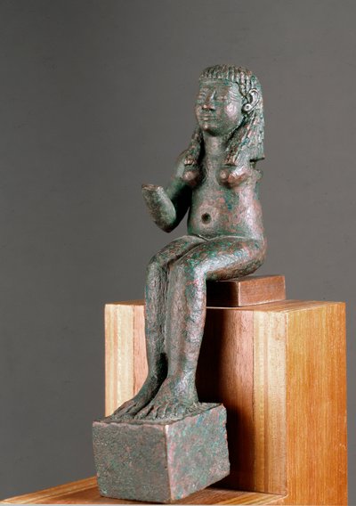 Föníciai művészet: Astarte istenség ábrázolása. Bronz szobor a Kr.e. 7. századból. A spanyolországi Carambolo szentélyből. Homályos. 16 cm Sevilla, Régészeti Múzeum alkotó: Phoenician