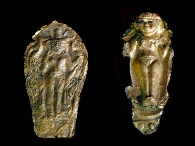 Föníciai művészet: bal oldalon két arany szobrocska Ishtar (Inanna vagy Astarte) istennőt kalapál egy tányéron, jobb oldalon a termékenység istennője felemelt karokkal a szíriai Tink El Beida helyéről. 15. század – Kr.e. 12. század. Párizsi Louvre Múzeum alkotó: Phoenician