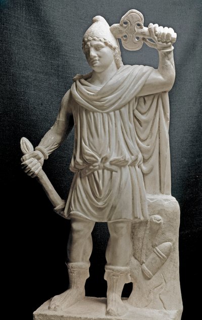 A föníciaiak civilizációja: Mithrász istensége fáklyát és kettős baltát tart kezében. Kr.u. 2. vagy 3. század. Márvány szobor. Homályos. 87 cm. Párizs, Louvre Múzeum alkotó: Phoenician Phoenician