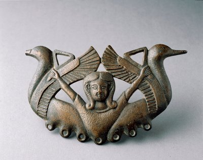 Föníciai művészet: Astarte istenség ábrázolása. Két felszálló madár veszi körül. Kr.e. 6. századi bronzszobor. Sevillából. Homályos. 16 cm Sevilla, Régészeti Múzeum alkotó: Phoenician School