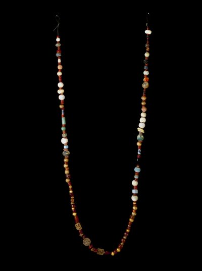 Föníciai civilizáció: nyaklánc aranyból, ezüstből, karneolból és üvegpasztából. Homályos. 97 cm Kr.e. 6. századi Cartagenai Múzeum, Spanyolország alkotó: Phoenician School