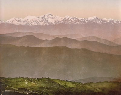 Darjeeling. Kinchinjunga és a hó a Kutcherry Hillről alkotó: Photoglob Co. (Zurich, active c. 1890 1910)