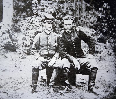 George A. Custer hadnagy (1839-1876) portréja (kalap nélkül) hadifogolyként, a Konföderációs Hadsereg Washington hadnagyával, 1862 májusában készült (f/w fotó) alkotó: Photographer American