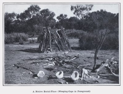 Egy bennszülött temetkezési hely, sírósapkák az előtérben (f/w fotó) alkotó: Photographer Australian