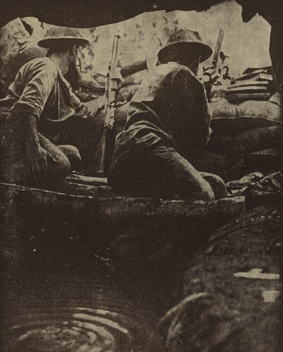 Ausztrál katonák egy vízzel teli puskagödörben, Sanananda, Új-Guinea, II alkotó: Photographer Australian