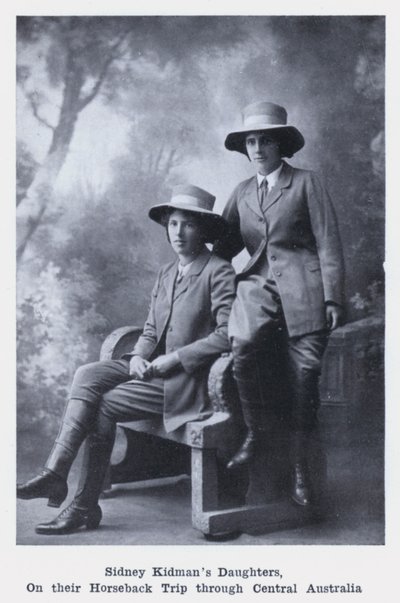 Sidney Kidman lányai, lovas utazásukon Közép-Ausztrálián keresztül (f/w fotó) alkotó: Photographer Australian