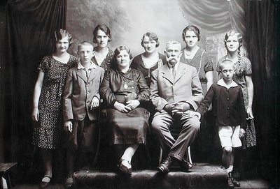 Sokgyermekes család, huszadik század eleje (fotó) alkotó: Photographer Austrian