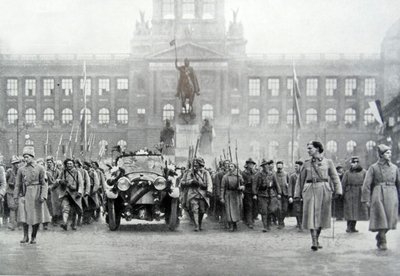 Cseh csapatok kísérik Thomas Masaryk elnököt Prágában, 1918. december 25-én (f/w fotó) alkotó: Photographer Czech