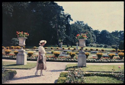 Nő sétál a Bagatelle kertjében, Párizs, 1920 körül (fotó) alkotó: Photographer French