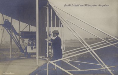 Orville Wright amerikai pilóta a repülőgépe motorját vizsgálja (f/w fotó) alkotó: Photographer German