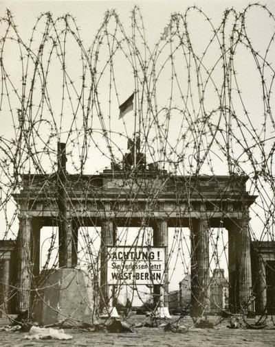 Szögesdrót a Brandenburgi kapu előtt, Berlin, Németország, a szövetségesek által a város második világháború utáni megszállása idején (f/w fotó) alkotó: Photographer German