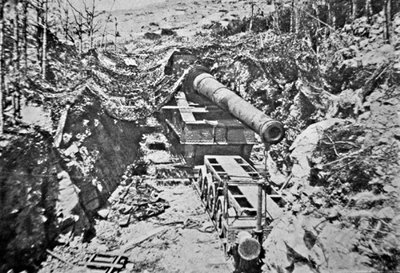 Big Bertha, egyike annak a több óriási német lövegnek, amelyeket az első világháború alatt a vasúti pályára szereltek alkotó: Photographer German