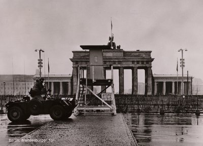 Brit páncélautó Kelet- és Nyugat-Berlin határán a Brandenburgi kapunál (f/w fotó) alkotó: Photographer German