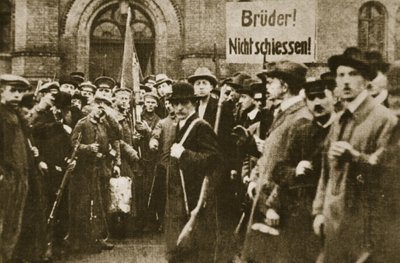 „Testvérek, ne lőj!”, tüntetés Berlinben, 1918. november (szépia fotó) alkotó: Photographer German