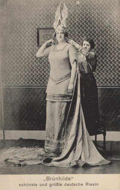Brunhilde, a legszebb és legmagasabb német óriásnő (f/w fotó) alkotó: Photographer German