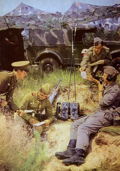 A fegyvertársak osztálytestvérek, együtt legyőzhetetlenek (színes fotó) alkotó: Photographer German